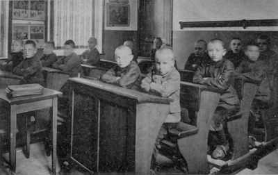 Ansichtkaart 1919 Schoollokaal Huize assisie Prisma.jpg