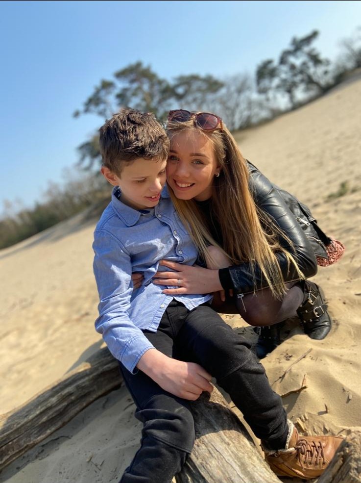 Door zijn meervoudige beperking kan Bobbie met zijn 10 jaar niet lopen en praten