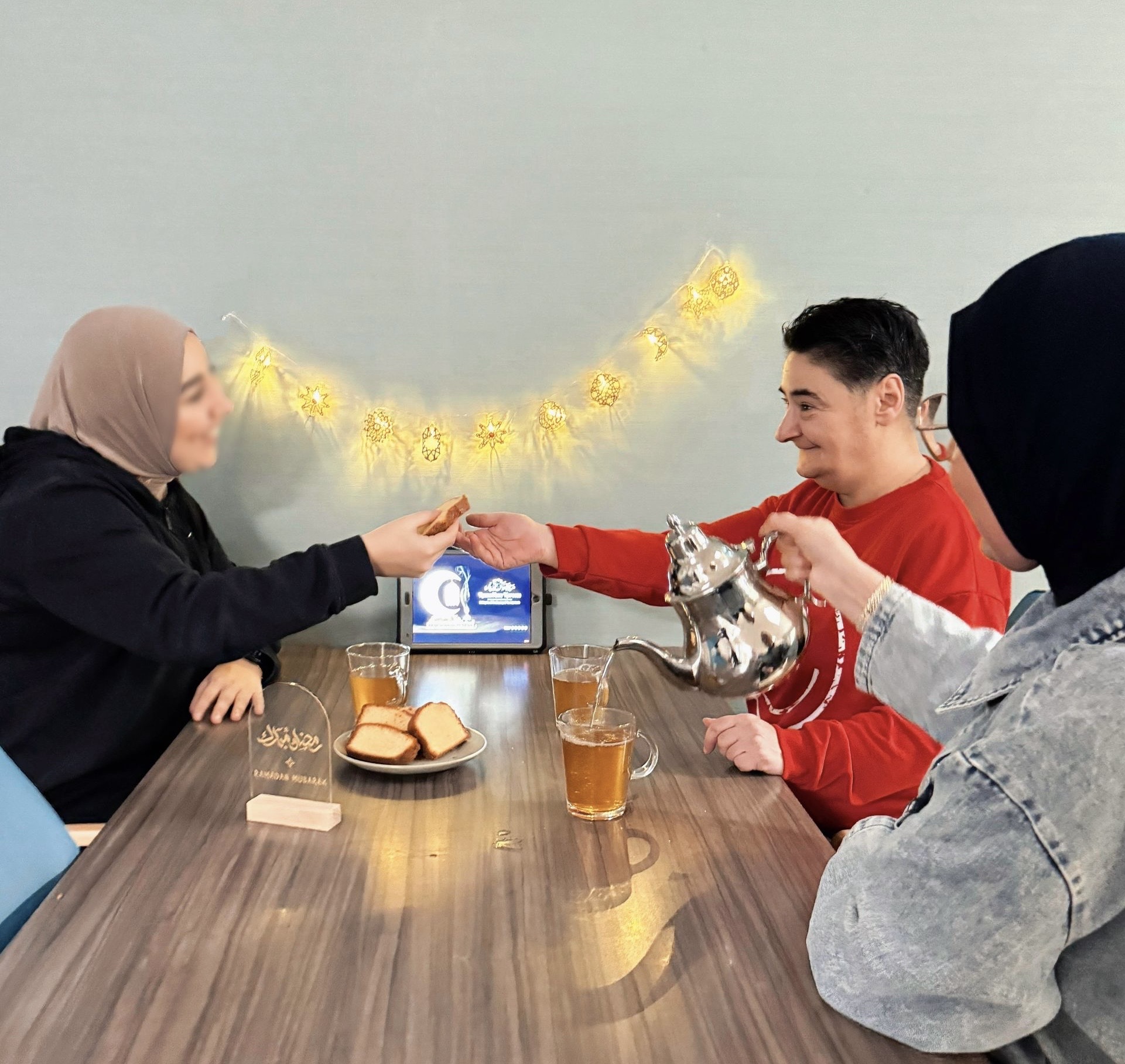 Amal (rechts) tijdens het suikerfeest