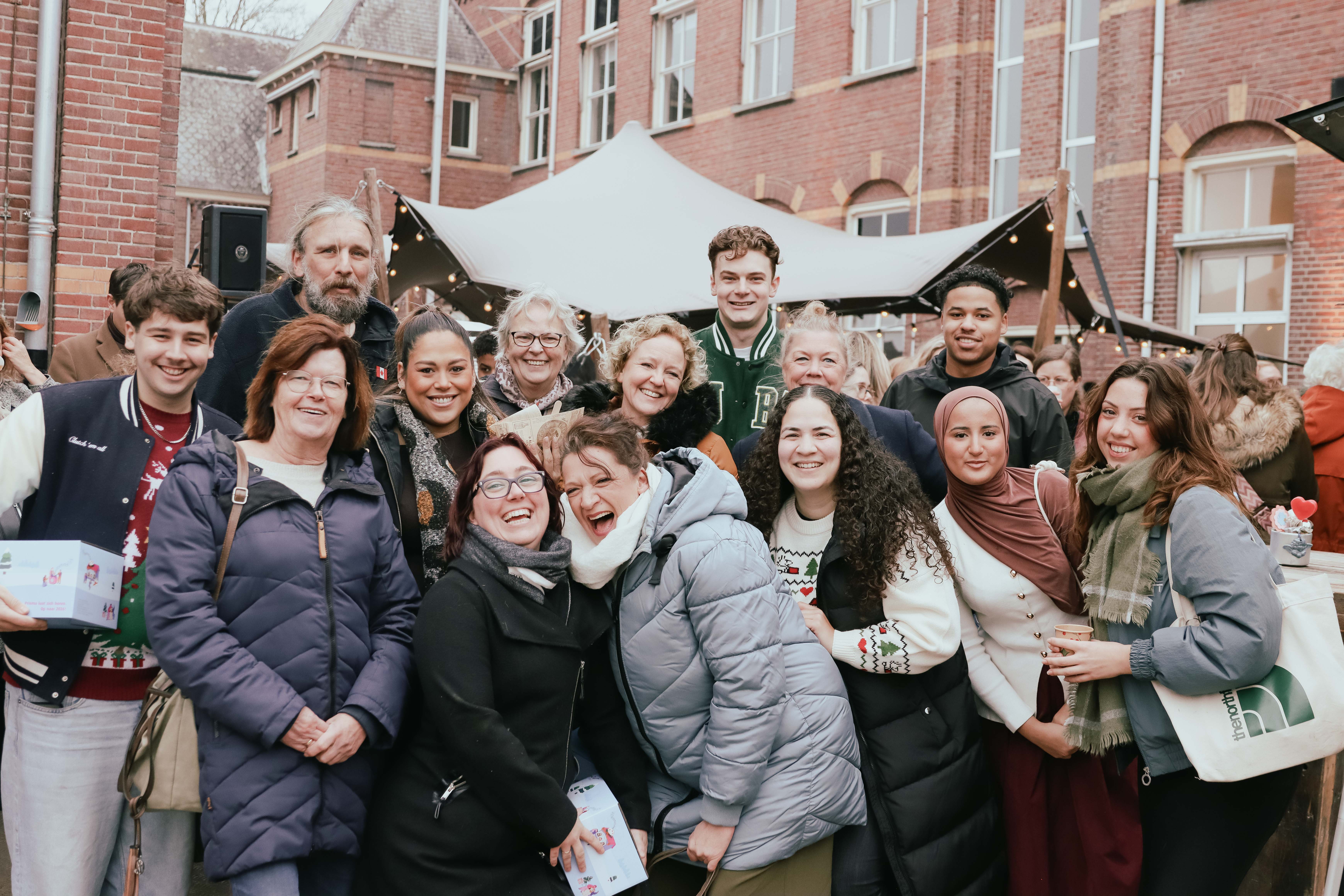 Teamfoto Begeleiders Vrouw Man Landpark Buiten Eindejaarsfeest 2025