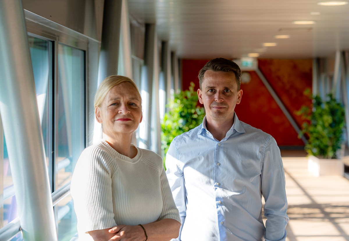 Hilde Hooijman, voorzitter Raad van Bestuur Prisma en Guy Nicolaes, Manager Afdeling Gehandicaptenzorg en Geestelijke Gezondheidszorg (Wlz) CZ